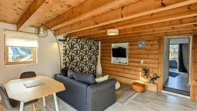Télévision ou salle de divertissement dans l'établissement Chalet bois