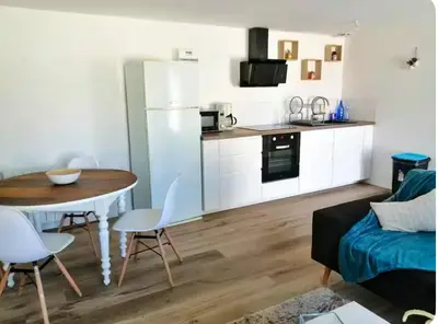 Cuisine ou kitchenette dans l'établissement Appartement avec grande terrasse