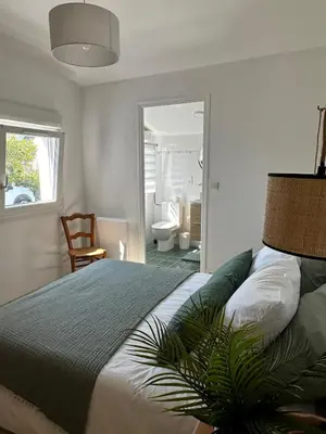 Un ou plusieurs lits dans un hébergement de l'établissement Maison de charme 3 chambres plage de Lodonnec