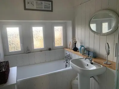 Salle de bains dans l'établissement Maison à 2 kms de la Plage