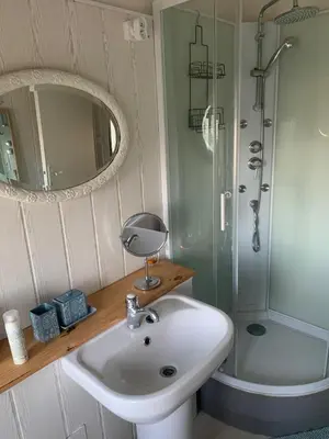 Salle de bains dans l'établissement Maison à 2 kms de la Plage