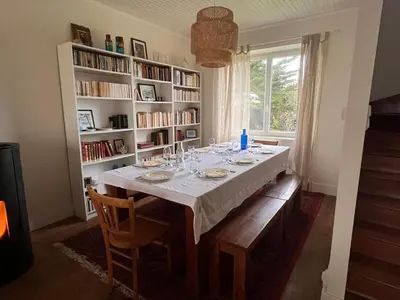 Bibliothèque dans la maison de vacances