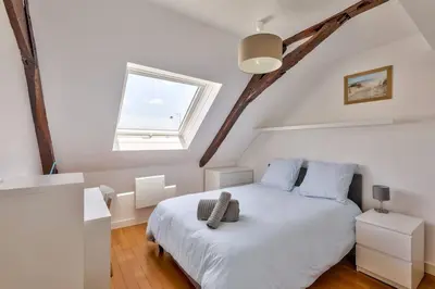Un ou plusieurs lits dans un hébergement de l'établissement Bright duplex St Mathieu - Rooftop view
