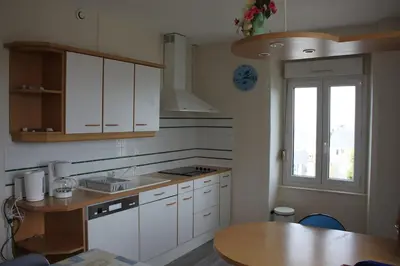 Cuisine ou kitchenette dans l'établissement appartement 3 chambres, plage à 400 m