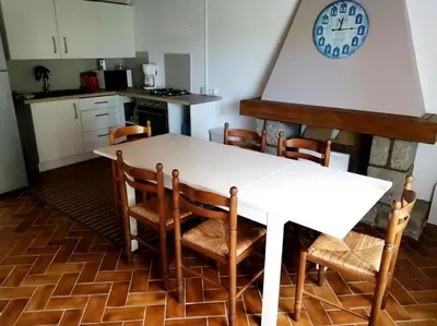 Cuisine ou kitchenette dans l'établissement Maison à quelques mètres de la mer