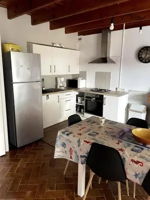 Cuisine ou kitchenette dans l'établissement Maison à quelques mètres de la mer