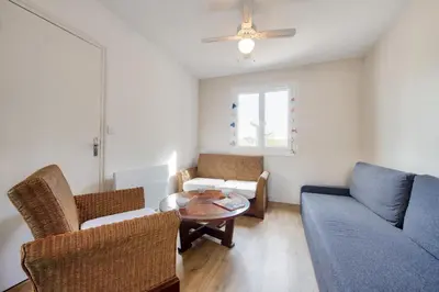 Coin salon dans l'établissement Maison pour 6 avec terrasse et jardin