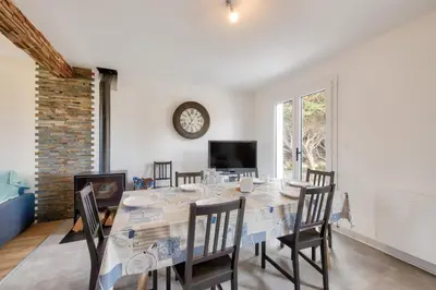 Télévision ou salle de divertissement dans l'établissement Maison pour 6 avec terrasse et jardin