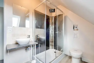 Salle de bains dans l'établissement Maison pour 6 avec terrasse et jardin