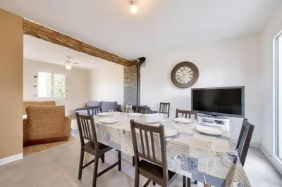 Télévision ou salle de divertissement dans l'établissement Maison pour 6 avec terrasse et jardin