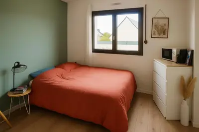 Un ou plusieurs lits dans un hébergement de l'établissement Chambre privée 350 m de la mer et proche et gr34 avec coin repas et micro onde