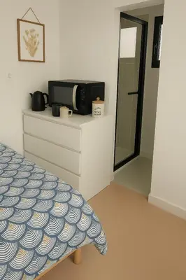 Un ou plusieurs lits dans un hébergement de l'établissement Chambre privée 350 m de la mer et proche et gr34 avec coin repas et micro onde