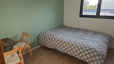 Un ou plusieurs lits dans un hébergement de l'établissement Chambre privée 350 m de la mer et proche et gr34 avec coin repas et micro onde