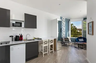 Cuisine ou kitchenette dans l'établissement Le Dellec