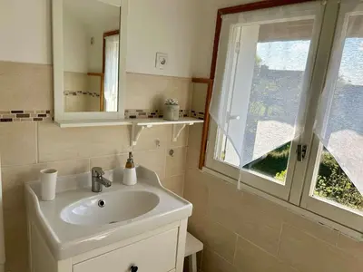 Salle de bains dans l'établissement Pretty charming Breton cottage for 4 people