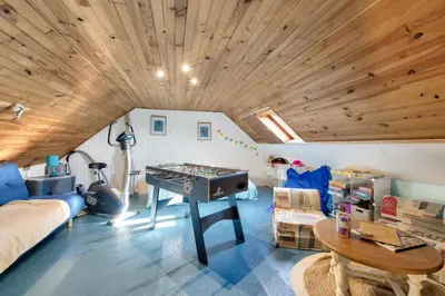 Coin salon dans l'établissement Maison pour 6 avec jardin, terrasse et jeux
