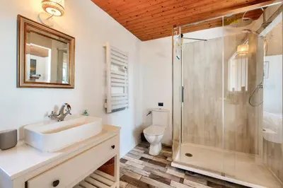 Salle de bains dans l'établissement Maison pour 6 avec jardin, terrasse et jeux