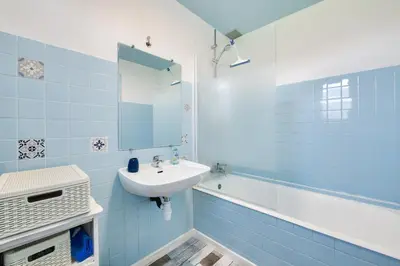 Salle de bains dans l'établissement Maison pour 6 avec jardin, terrasse et jeux