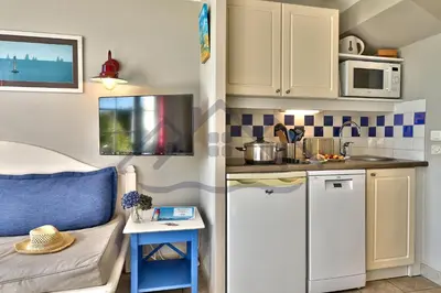 Cuisine ou kitchenette dans l'établissement LocaLise - Maison D02 - Vue mer - Accès piscine - Wifi inclus - Draps et lits faits inclus - Face à la plage - Centre et port à 700m