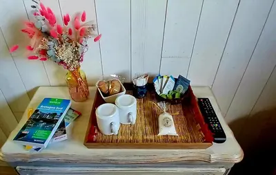 Plateau bouilloire dans l'établissement Chambre paisible avec jardin à la campagne en Finistère sud