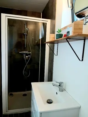 Salle de bains dans l'établissement Chambre paisible avec jardin à la campagne en Finistère sud