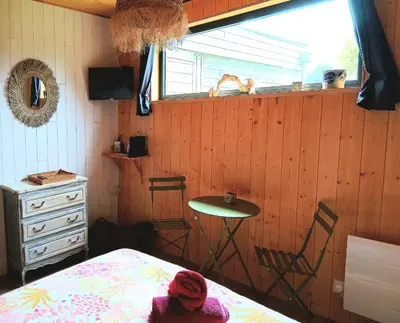 Télévision ou salle de divertissement dans l'établissement Chambre paisible avec jardin à la campagne en Finistère sud