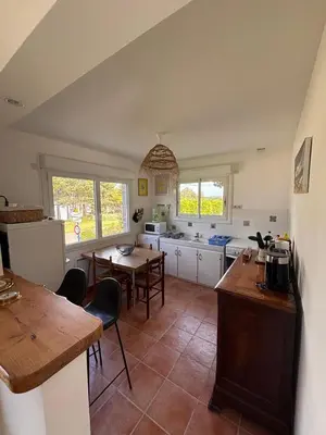 Cuisine ou kitchenette dans l'établissement Locquirec Les pieds dans l'eau 6 personnes