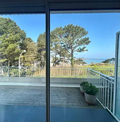 Balcon ou terrasse dans l'établissement Seafront flat with indoor pool with stunning views