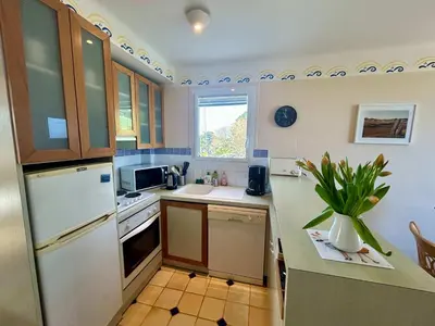 Cuisine ou kitchenette dans l'établissement Seafront flat with indoor pool with stunning views