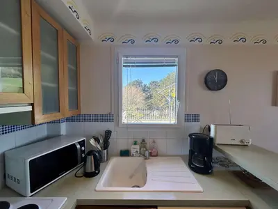 Cuisine ou kitchenette dans l'établissement Seafront flat with indoor pool with stunning views