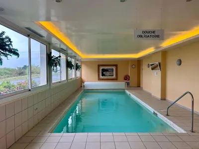 Piscine de l'établissement Seafront flat with indoor pool with stunning views ou située à proximité