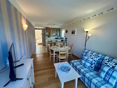 Télévision ou salle de divertissement dans l'établissement Seafront flat with indoor pool with stunning views