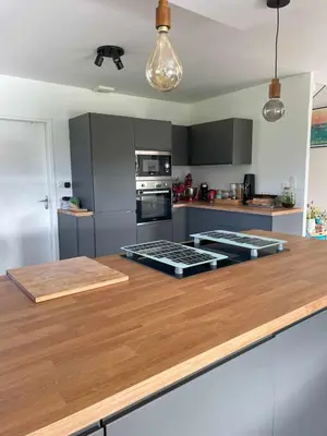 Cuisine ou kitchenette dans l'établissement Maison de vacances Loctudy