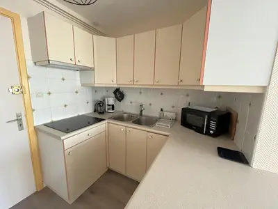Cuisine ou kitchenette dans l'établissement Appartement 2 pièces proche Thalasso Roscoff