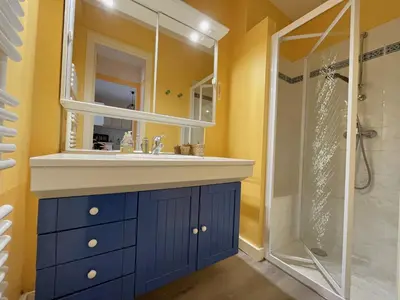 Salle de bains dans l'établissement Appartement 2 pièces proche Thalasso Roscoff
