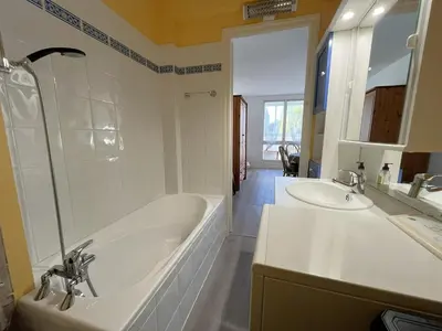 Salle de bains dans l'établissement Appartement 2 pièces proche Thalasso Roscoff