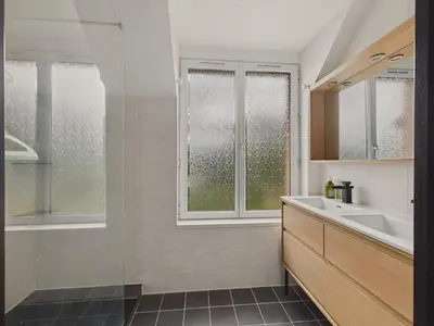 Salle de bains dans l'établissement Jolie maison avec jardin et terrasse pour 4