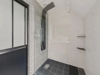 Salle de bains dans l'établissement Jolie maison avec jardin et terrasse pour 4