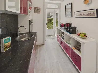 Cuisine ou kitchenette dans l'établissement Maison à 30m de la plage - Grand Jardin - pour 6