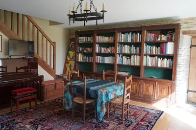 Bibliothèque dans la maison de vacances