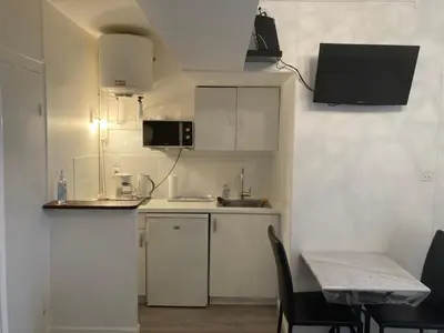 Cuisine ou kitchenette dans l'établissement Un cocon en bord de mer