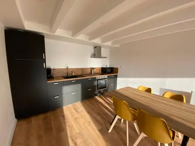 Cuisine ou kitchenette dans l'établissement Lodge de Penfrat, une parenthèse en campagne aux portes de la ville