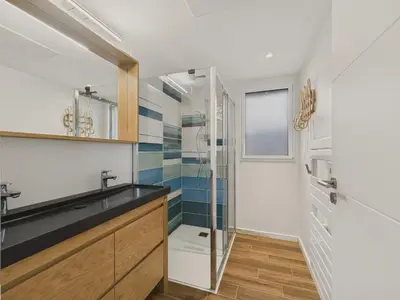 Salle de bains dans l'établissement Maison neuve avec terrasse et jardin pour 6