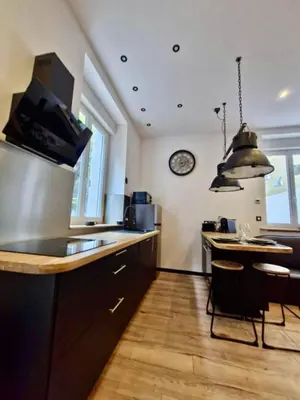 Cuisine ou kitchenette dans l'établissement Studio Chic avec Terrasse Privée et Vue Falaise