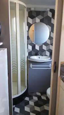 Salle de bains dans l'établissement CHALET Les ALGUES
