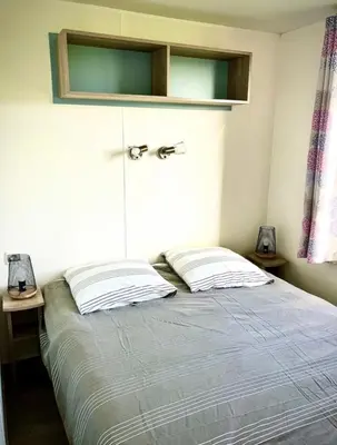 Un ou plusieurs lits dans un hébergement de l'établissement Mobil Home à 100m de la mer sur terrain privé