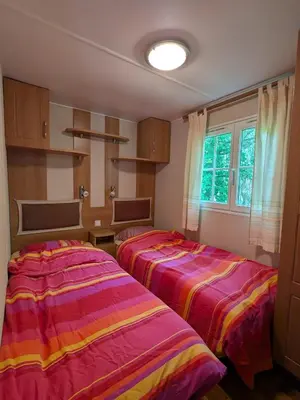 Un ou plusieurs lits dans un hébergement de l'établissement Mobile home tout confort dans un camping 4 étoiles