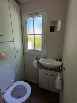 Salle de bains dans l'établissement Mobile home tout confort dans un camping 4 étoiles