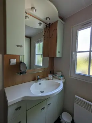 Salle de bains dans l'établissement Mobile home tout confort dans un camping 4 étoiles