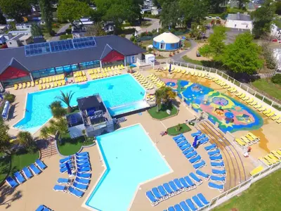 Piscine de l'établissement Mobile home tout confort dans un camping 4 étoiles ou située à proximité